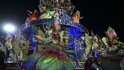 Des membres de l'école de samba de Vila Isabel lors de la dernière nuit du défilé du Carnaval au Sambadrome, à Rio de Janeiro, Brésil, le 13 février 2024. (PABLO PORCIUNCULA / AFP)