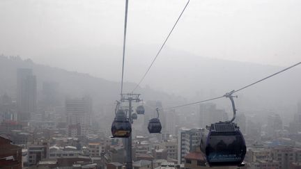Cabines du téléphérique à La Paz, dans la fumée des incendies de forêt à l'est de la Bolivie, le 9 septembre 2024. (JORGE BERNAL / AFP)