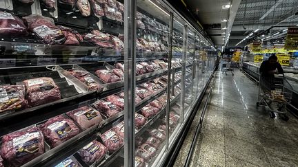 Un rayon de viande dans un supermarché Carrefour au Brésil, le 25 novembre 2024. (NELSON ALMEIDA / AFP)