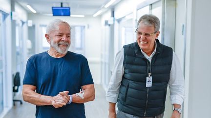 Le président brésilien Luiz marche avec son neurochirurgien à l'hôpital syro-libanais de Sao Paulo, au Brésil, le 13 décembre 2024. (RICARDO STUCKERT / BRAZILIAN PRESIDENCY / AFP)