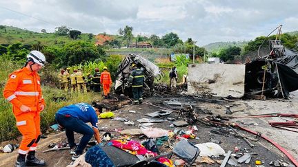 Les pompiers brésiliens inspectent la carcasse d'un car après un accident et un incendie survenus le 21 décembre 2024 dans l'Etat de Minas Gerais. (MINAS GERAIS FIRE DEPARTMENT / AFP)