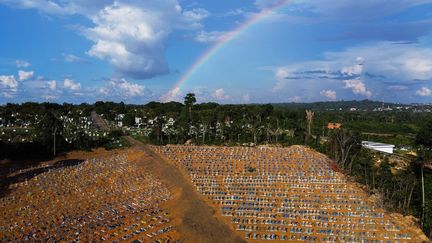 Une vue aérienne du site funéraire réservé aux victimes du Covid au cimetière Nossa Senhora Aparecida à Manaus, au Brésil, le 21 novembre 2020. (MICHAEL DANTAS / AFP)