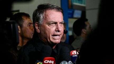 L'ex-président brésilien Jair Bolsonaro s'adresse à la presse à Brasilia, le 18 janvier 2025. (EVARISTO SA / AFP)