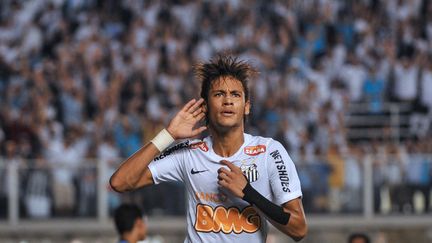 Neymar célèbre un but avec Santos contre Bolivar en Copa Libertadores, le 10 mai 2012, à Vila Belmiro au Brésil. (YASUYOSHI CHIBA / AFP)