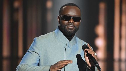 Le chanteur congolais Gims recevant le prix du meilleur artiste masculin lors de la 40e édition des Victoires de la musique, à la Seine Musicale de Boulogne-Billancourt, le 14 février 2025. (BERTRAND GUAY / AFP)