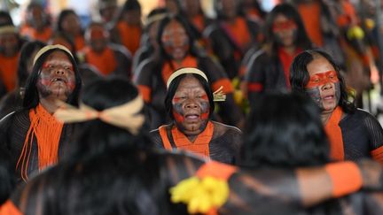 Des représentants du peuple indigène Xikrin rassemblés lors de la première journée du campement "Terre libre", le 7 avril 2025 à Brasilia, au Brésil. (MAURO PIMENTEL / AFP)