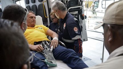 L'ancien président brésilien Jair Bolsonaro a été hospitalisé le 11 avril 2025 à Natal, dans le nord-est du pays, pour des douleurs abdominales, séquelles d'une blessure à l'arme blanche datant de 2018. (MAGNUS NASCIMENTO / AFP)