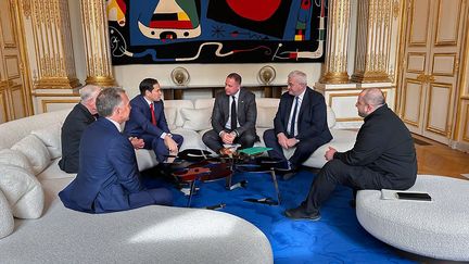 Des représentants des Etats-Unis et de l'Ukraine échangent au palais de l'Elysée, à Paris, le 18 avril 2025. (HANDOUT / UKRAINIAN PRESIDENTIAL PRESS SERVICE / AFP)