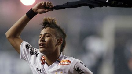 Neymar célèbre la victoire de Santos en finale de la Coupe Libertadores, contre le Penarol, le 22 juin 2011, à Sao Paulo. (NELSON ALMEIDA / AFP)