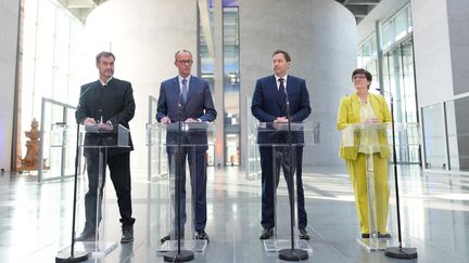 Markus Soder, ministre-président de Bavière et président de la CSU, Friedrich Merz, président de la CDU, Lars Klingbeil, président SPD et Saskia Esken, présidente fédérale du SPD, participent à une conférence de presse au Parlement allemand à Berlin (Allemagne), le 8 mars 2025. (MICHAEL KAPPELER / DPA / AFP)