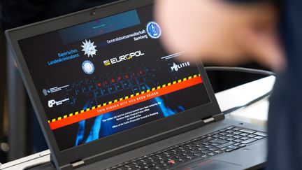La plateforme "Kidflix" démantelée, présentée sur un ordinateur par la police criminelle bavaroise, lors d'une conférence de presse, le 2 avril 2025. (SVEN HOPPE / DPA / AFP)