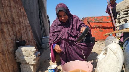 Une femme à Gaza, le 12 mars 2025. (HANI ALSHAER / ANADOLU / AFP)