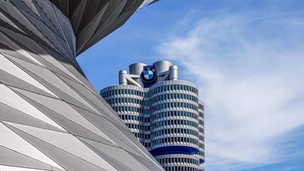 Le siège de BMW, entreprise allemande, à Munich le 12 avril 2022. (MICHAEL NGUYEN / NURPHOTO / AFP)