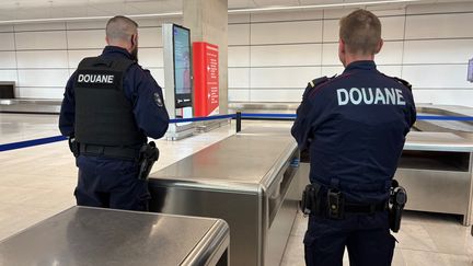 Des agents des douanes au Terminal 2F de l'aéroport Roissy-Charles de Gaulle. (YANNICK FALT / FRANCEINFO / RADIO FRANCE)