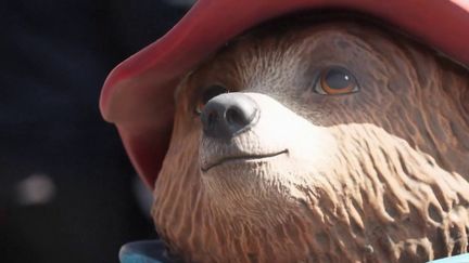 À Londres, une histoire a ému tout le Royaume-Uni après la disparition d'une statue à l'effigie de l'ours Paddington en mars 2025. Celle-ci a été retrouvée et remise à sa place à l'issue d'une enquête digne de Sherlock Holmes. (France 2)
