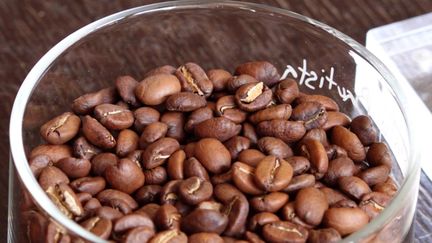 En février 2025, le cours du café a doublé par rapport à la même période en 2024, culminant aujourd'hui à 7 euros pour l'Arabica et 5 euros pour le Robusta. Comment expliquer ces hausses de prix ? (FRANCEINFO)