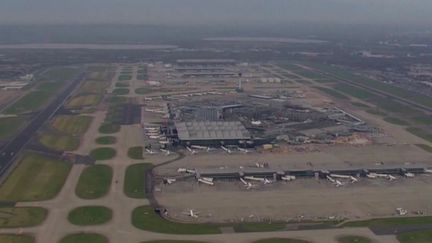 Fermeture de l'aéroport de Londres-Heathrow : le trafic mondial perturbé (France 2)