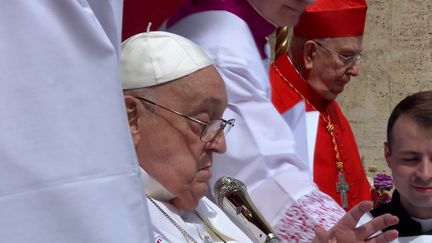 Mort du pape François : les fidèles bouleversés sur la place Saint-Pierre (France 2)