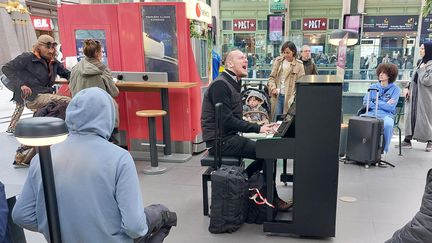 Carl joue du piano, le 16 avril 2025, à la Gare de Lyon, à Paris. (AGATHE MAHUET / FRANCEINFO / RADIO FRANCE)